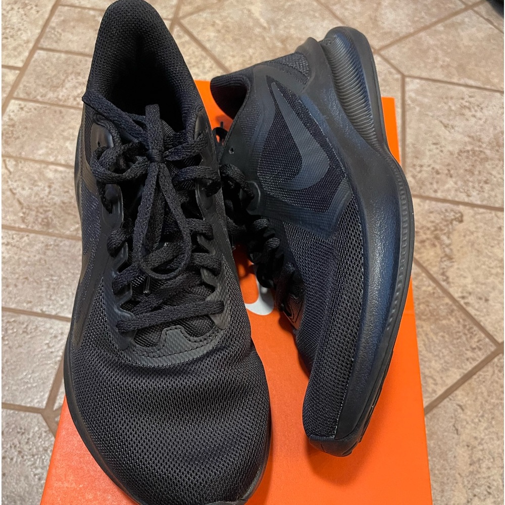Nike black running shoes! Size 8.5